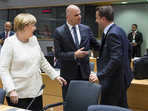 Alain Berset en pleine discussion avec le premier ministre luxembourgeois Xavier Bettel, sous les yeux d'Angela Merkel (Archives). © KEYSTONE/PETER KLAUNZER