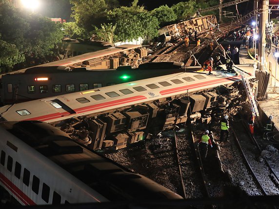 Plusieurs wagons se sont renversés lorsque le train a déraillé sur une ligne de chemin de fer prisée des touristes à Taïwan. © KEYSTONE/EPA/RITCHIE B. TONGO