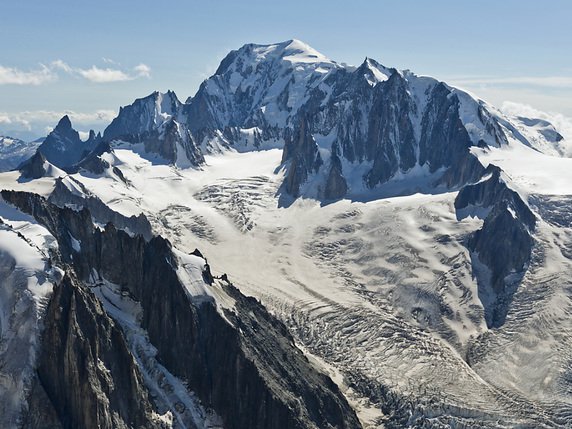 L'alpiniste avait gravi le Mont-Blanc avec son fils. Les deux hommes étaient en train de redescendre quand le père a dévissé (photo d'illustration). © KEYSTONE/ALESSANDRO DELLA BELLA
