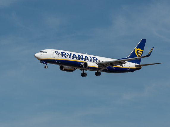 La compagnie Ryanair a beau avoir battu un record pour le nombre de ses passagers et augmenté ses revenus annexes, son profit a été mis à mal par les grèves de ses pilotes et personnels de cabines (archives). © KEYSTONE/dpa/SILAS STEIN