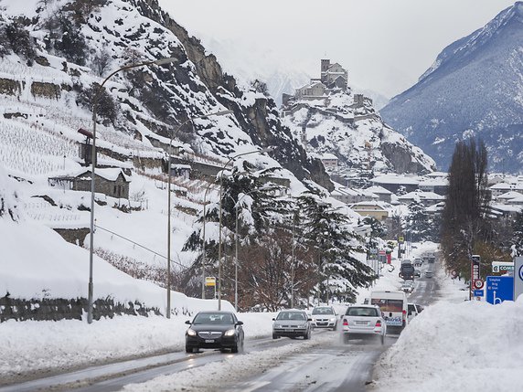 L'hiver très enneigé, puis les éboulements, les laves torrentielles, les orages violents coûtent cher aux routes valaisannes. Plus de 200 chantiers de réparation sont en cours ou achevés dans tout le canton. L'Etat a déjà investi plus de 20 millions de francs pour ces réparations (archives). © KEYSTONE/DOMINIC STEINMANN