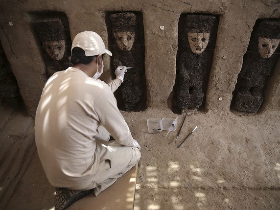 Les sculptures étaient alignées dans des niches creusées dans le mur d'un couloir décoré de bas-reliefs de terre, dans un édifice datant d'un millier d'années. © KEYSTONE/AP/MARTIN MEJIA