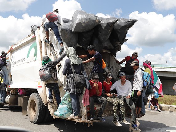 Des milliers de migrants sont partis le 13 octobre de San Pedro Sula, une ville au nord du Honduras pour tenter de rejoindre les Etats-Unis. © KEYSTONE/EPA EFE/JOSÉ MÉNDEZ