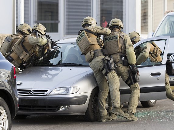 Le GRIF a procédé à un exercice d'interception d'une voiture suspecte. © KEYSTONE/PETER KLAUNZER