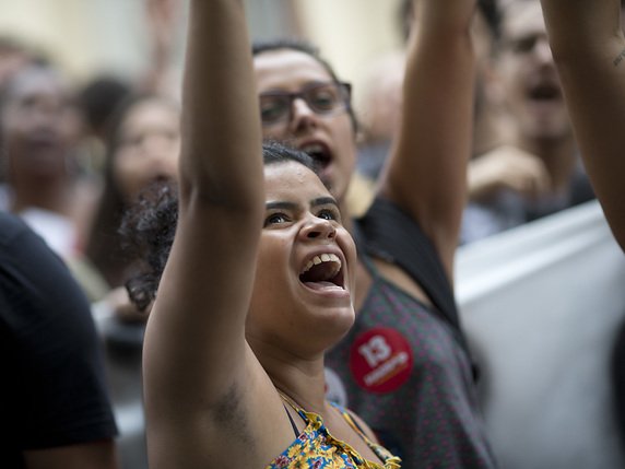 Environ 3000 étudiants sont rassemblés dans le centre de Rio pour protester contre la décision de la justice électorale locale leur demandant de retirer les bannières contenant de la "propagande négative" à l'encontre du candidat à la présidentielle d'extrême droite. © KEYSTONE/AP/SILVIA IZQUIERDO
