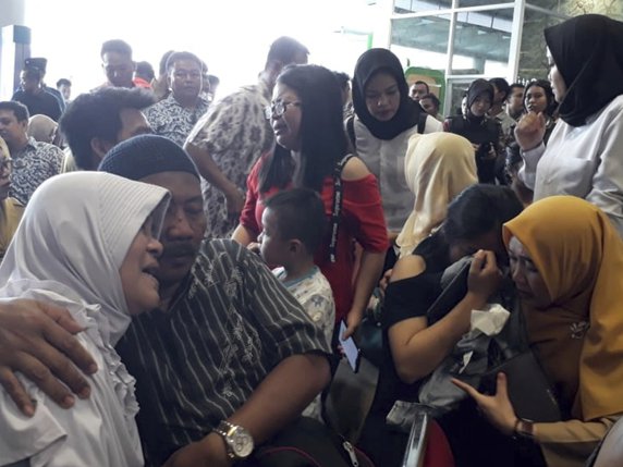Des proches des passagers du vol de la compagnie aérienne Lion Air qui s'est écrasé en mer de Java lundi matin attendaient d'avoir des nouvelles à Pangkal Pinang. © KEYSTONE/AP