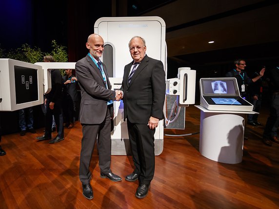 Le conseiller fédéral Johann Schneider-Ammann (D) a assisté au dévoilement d'un nouveau prototype de l’appareil de radiologie GlobalDiagnostiX. © KEYSTONE/VALENTIN FLAURAUD