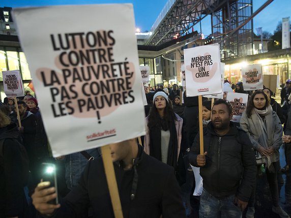 Au premier jour de l'interdiction de la mendicité dans le canton de Vaud, une manifestation s'y opposant a réuni quelque 250 personnes à Lausanne. © KEYSTONE/LAURENT GILLIERON