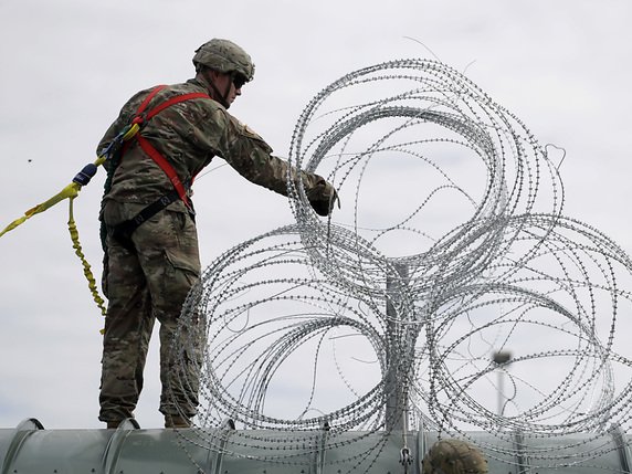 Une centaine de soldats américains, qui doivent être déployés à la frontière avec le Mexique, sont déjà arrivés à la base de McAllen. © KEYSTONE/AP/ERIC GAY