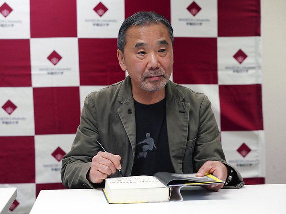 L'écrivain Haruki Murakami a fait dimanche sa première conférence de presse en 37 ans au Japon. © KEYSTONE/AP/EUGENE HOSHIKO