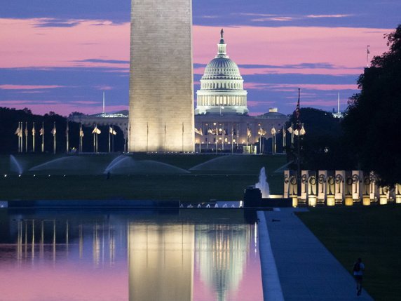 Le Congrès américain à Washington, où l'ensemble des sièges de la chambre des représentants (chambre basse) est remis en jeu ainsi que le tiers des sièges du Sénat (chambre haute). © Keystone/EPA/MICHAEL REYNOLDS