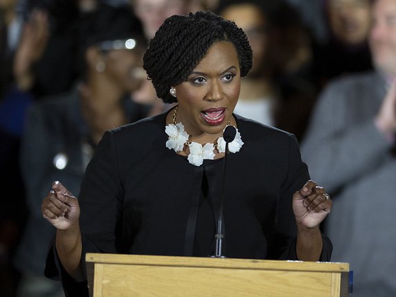 Elue dans le Massachussetts, Ayanna Pressley sera la première femme noire à représenter son Etat au Congrès. © KEYSTONE/EPA/CJ GUNTHER