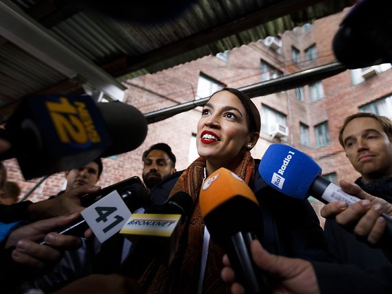 A 29 ans, la démocrate Alexandria Ocasio-Cortez sera la plus jeune membre du nouveau Congrès. © KEYSTONE/EPA/JUSTIN LANE