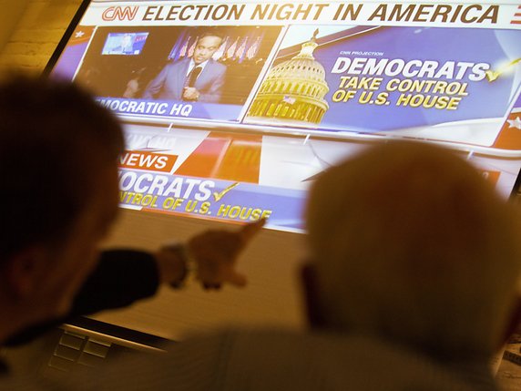 Deux personnes suivent la nuit électorale américaine sur CNN. © KEYSTONE/EPA/ALEX HOFFORD