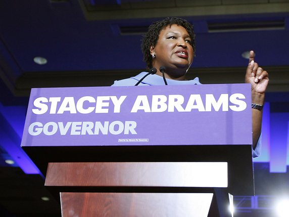 La démocrate Stacey Abrams cherche à devenir la première femme noire à être élue à un poste de gouverneur d'un Etat américain. © KEYSTONE/EPA/TAMI CHAPPELL