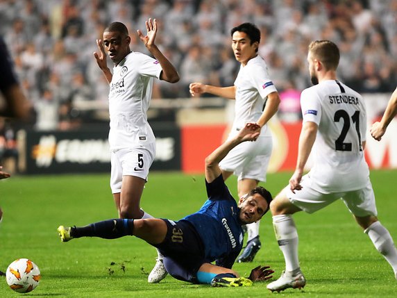 L'Eintracht de Gelson Fernandes (no 5) disputera les 16es de finale de l'Europa League © KEYSTONE/EPA/KATIA CHRISTODOULOU