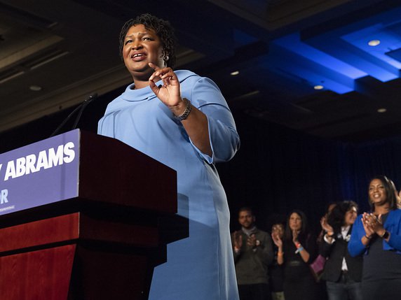 L'équipe de campagne de Stacey Abrams, qui aspire à devenir la première femme noire élue à un poste de gouverneur d'Etat, a promis d'engager un recours. © KEYSTONE/FR69715 AP/JOHN AMIS