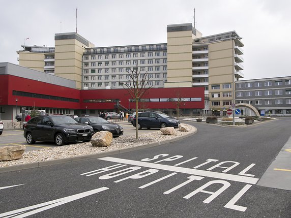 L'Hôpital fribourgeois (HFR) disposera bientôt d'un conseil d'administration plus professionnel et moins politisé, ici l'hôpital cantonal de Fribourg (archives). © KEYSTONE/ANTHONY ANEX