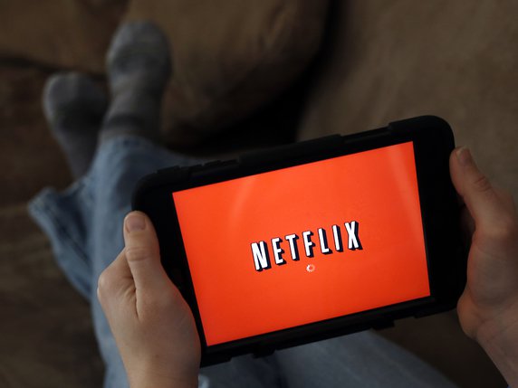 Les services de streaming comme Netflix permettent de se composer un "menu médias" entièrement personnalisé (archives). © KEYSTONE/AP/ELISE AMENDOLA