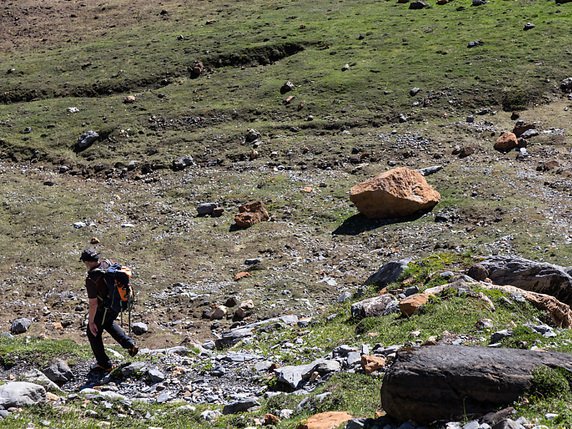 Le randonneur a chuté mortellement dans une pente raide et parsemée de pierres (photo symbolique). © KEYSTONE/ARNO BALZARINI