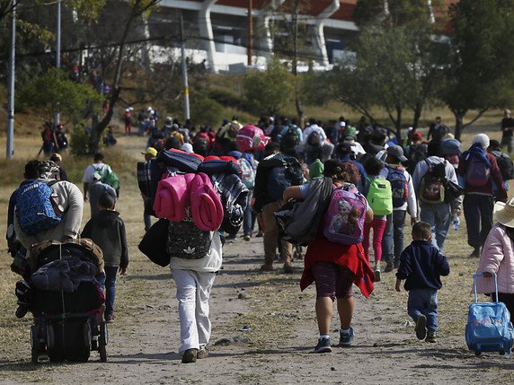 Les migrants centre-américains ont quitté Mexico où ils s'étaient arrêtés quatre jours et ont repris la route vers les Etats-Unis. © KEYSTONE/AP/MARCO UGARTE