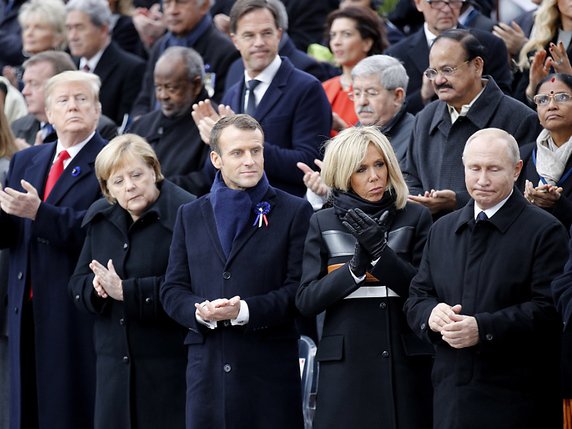 Le couple présidentiel français, entouré de Vladimir Poutine, Angela Merkel et Donald Trump. © KEYSTONE/EPA AP POOL/FRANCOIS MORI / POOL