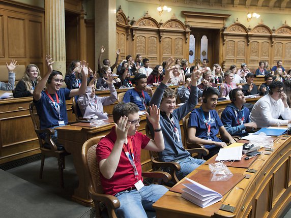 Les jeunes ont voté dimanche en plénum les pétitions élaborées durant quatre jours en groupes de travail. © KEYSTONE/PETER SCHNEIDER
