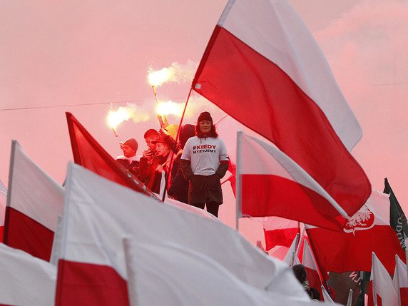 Une immense foule a marché dans les rues de Varsovie, sous l'épaisse fumée rouge et blanche des pétards et d'autres engins fumigènes lancés par des groupuscules d'extrême droite, pour célébrer l'indépendance de la Pologne. © KEYSTONE/AP/CZAREK SOKOLOWSKI