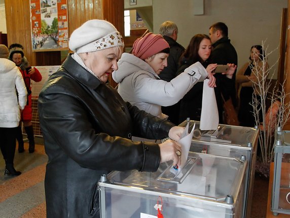 A 16h00, la participation a dépassé 76% dans la "république" de Donetsk et 72% dans celle de Lougansk, ont affirmé leurs autorités respectives. © KEYSTONE/EPA/ALEXANDER ERMOCHENKO