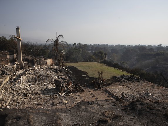Les incendies en Californie ont déjà détruit des centaines de bâtiments. © KEYSTONE/AP/JAE C. HONG