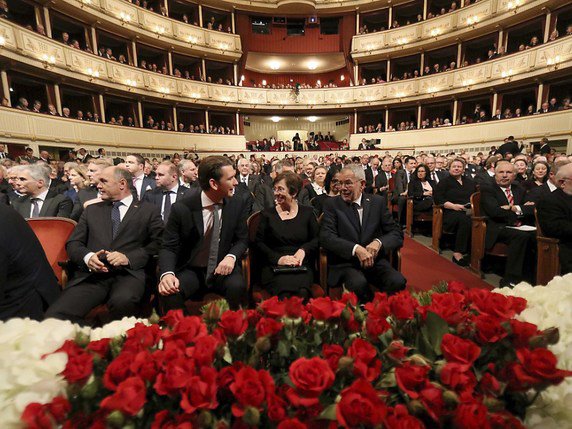 Une cérémonie a réuni lundi à l'Opéra de Vienne de nombreux représentants du monde politique, économique, culturel pour marquer le 100e anniversaire de la république autrichienne. © KEYSTONE/AP/RONALD ZAK