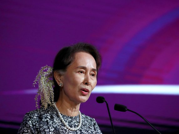 En retirant son prix à Aung San Suu Kyi, Amnesty International entend dénoncer les multiples violations des droits humains observées depuis l'arrivée de l'ancienne icône de la démocratie au gouvernement birman. © KEYSTONE/EPA/HOW HWEE YOUNG