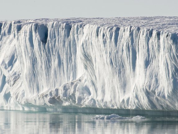 Les calottes du Groenland et de l'Antarctique contiennent assez d'eau pour faire monter le niveau des mers de plusieurs mètres (archives). © KEYSTONE/AP The Canadian Press/JONATHAN HAYWARD