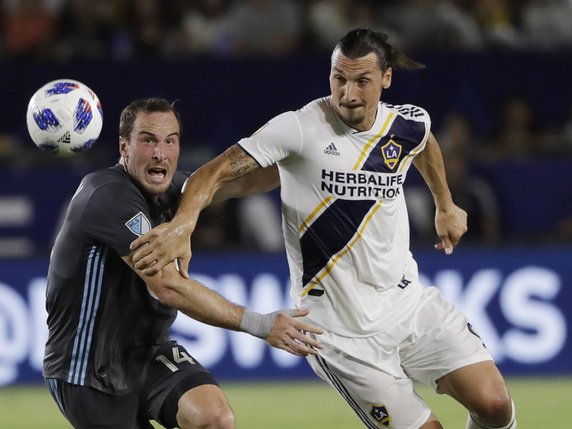 Ibrahimovic (à droite) est le rookie de l'année en MLS © KEYSTONE/AP/MARCIO JOSE SANCHEZ