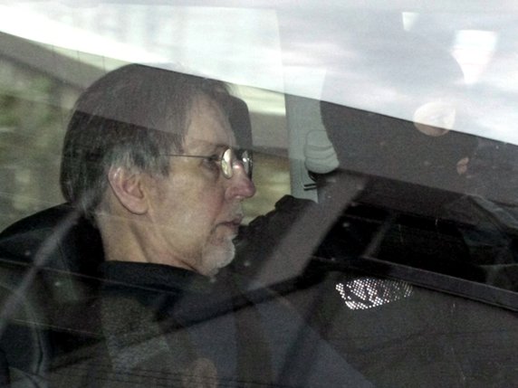 Le tueur en série Michel Fourniret (ici une photo de 2008) comparaît depuis mardi aux Yvelines (F). Il est accusé d'avoir assassiné une femme pour s'emparer du trésor du "gang des Postiches" (archives). © KEYSTONE/AP/MICHEL SPINGLER