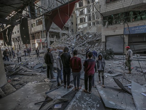 Israéliens et Palestiniens se sont échangés des tirs de missiles. Ici, un immeuble détruit dans la bande de Gaza. © KEYSTONE/EPA/MOHAMMED SABER