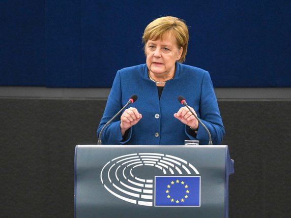 Angela Merkel devant les eurodéputés mardi à Strasbourg: elle a été applaudie mais aussi huée à l'occasion de son discours. © Keystone/EPA/PATRICK SEEGER