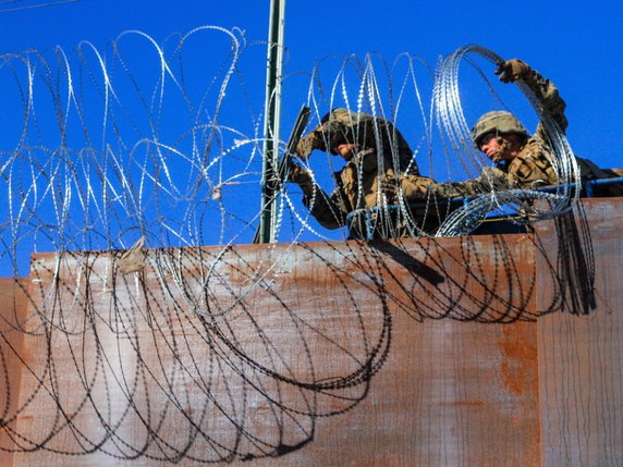 Les soldats américains ont installé des barrières en béton et des barbelés à la frontière avec le Mexique. © KEYSTONE/EPA EFE/JOEBETH TERRIQUEZ