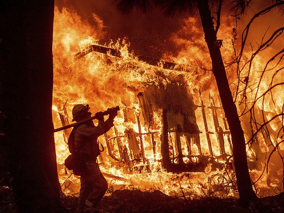 Le Camp Fire a détruit plus de 7000 bâtiments dans le nord de la Californie. © KEYSTONE/FR34727 AP/NOAH BERGER