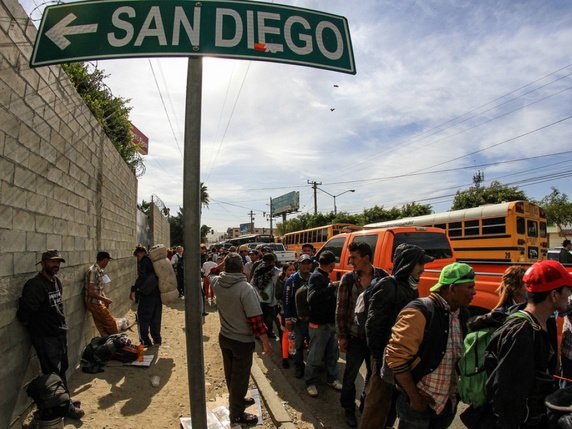 Aux abords de Tijuana, les autorités américaines ont réduit les voies d'accès pour les automobiles et installé des barrières en ciment ainsi que des barbelés, tout comme aux postes-frontières de San Ysidro et d'Otay Mesa qui mènent aussi en Californie. © Keystone/EPA EFE/JOEBETH TERRIQUEZ
