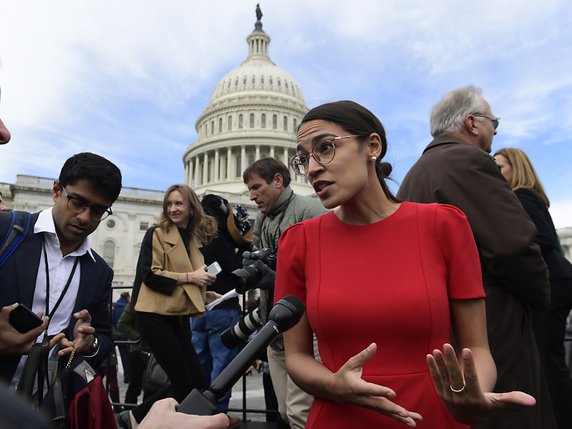 Alexandria Ocasio-Cortez, âgée de 29 ans, sera la benjamine du congrès américain lors de son entrée en fonctions le 3 janvier. © KEYSTONE/AP/SUSAN WALSH
