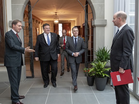 Le conseiller fédéral Ignazio Cassis et le ministre lituanien des affaires étrangères Linas Antanas Linkevičius (au centre) se sont rencontrés dans la Maison de Watteville à Berne. © KEYSTONE/MARCEL BIERI