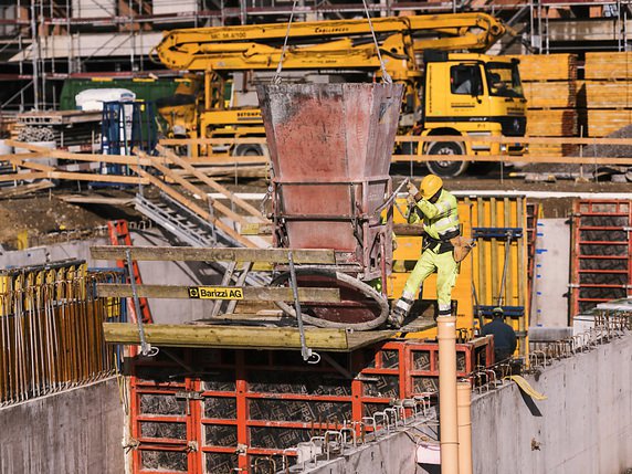 Les difficiles négociations sur la convention collective de travail dans le secteur de la construction avancent au compte-gouttes (photo d'illustration). © KEYSTONE/CHRISTIAN BEUTLER