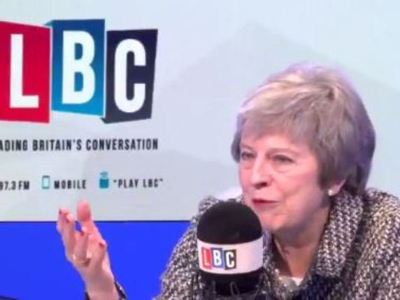 Theresa May a répondu durant une demi-heure aux questions des auditeurs de la radio LBC sur un ton presque enjoué. © Compte Twitter de LBC