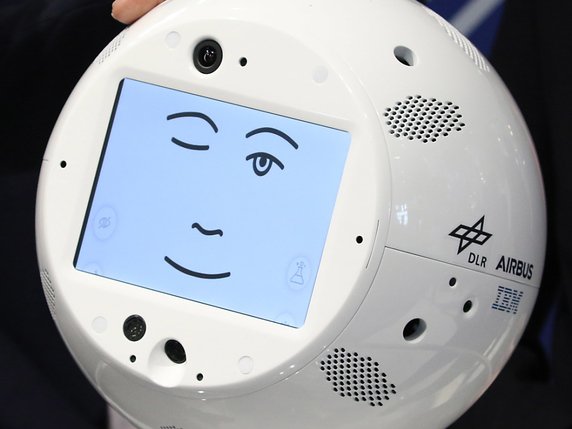 De forme sphérique, le robot Cimon est équipé de censeurs à ultrason ainsi que de caméras et de micros (archives). © KEYSTONE/EPA/FOCKE STRANGMANN