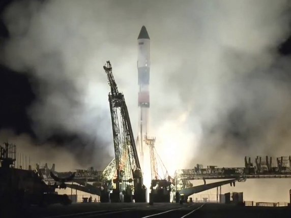 La fusée Soyouz emmenait un vaisseau cargo Progress, qui doit ravitailler l'ISS. © KEYSTONE/AP Roscosmos Space Agency Press Ser