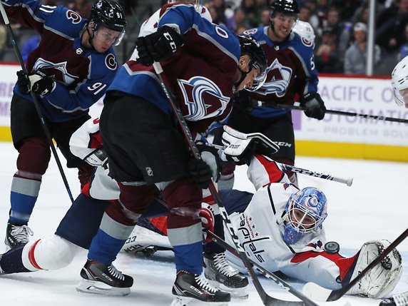 Andrighetto au duel avec le gardien de Washington. © KEYSTONE/AP/DAVID ZALUBOWSKI