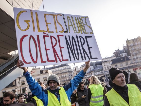 Les "gilets jaunes" se rassemblaient samedi à travers la France pour tenter de bloquer routes et points stratégiques, sous le slogan "Gilets jaunes, Colère noire". © Keystone/EPA/CHRISTOPHE PETIT TESSON