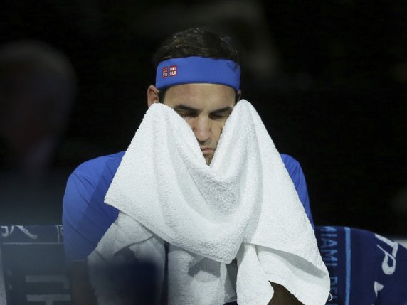 Roger Federer a dû s'avouer vaicnu en demi-finale du Masters contre Alexander Zverev © KEYSTONE/AP/TIM IRELAND