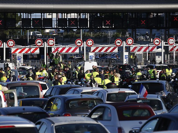 Les manifestants ont notamment bloqué des accès sur les autoroutes. © KEYSTONE/EPA/SEBASTIEN NOGIER